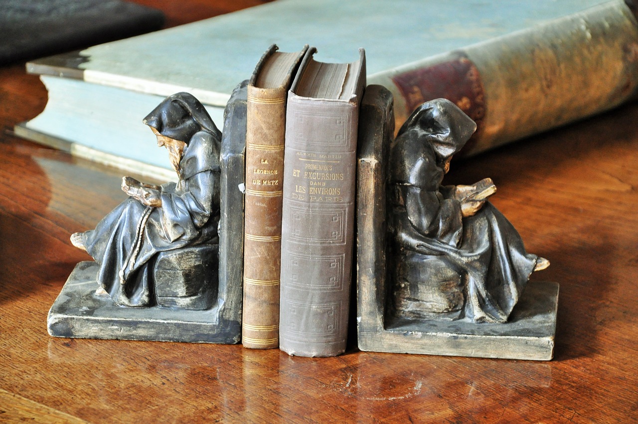 Купить старинные книги на аукционе