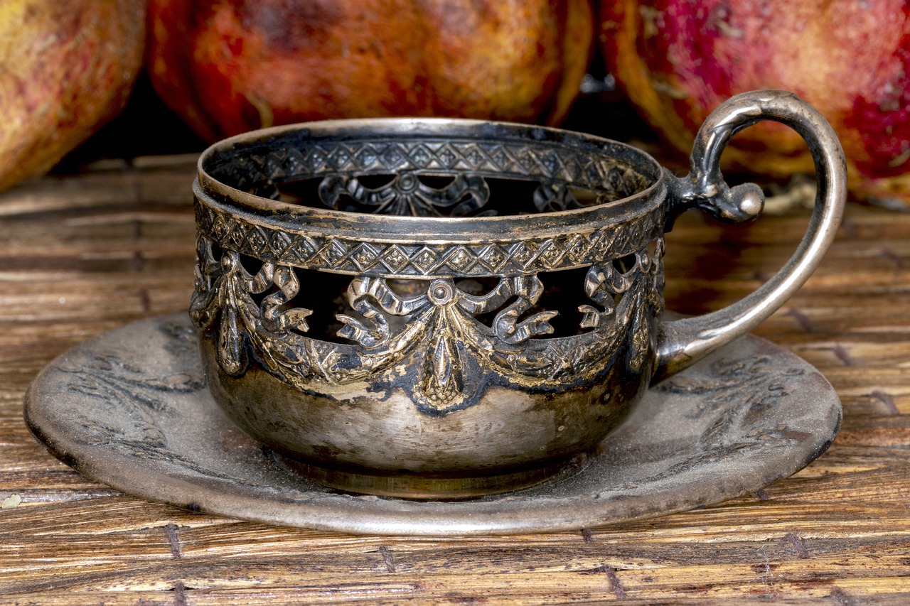 Старинные столовые приборы из серебра