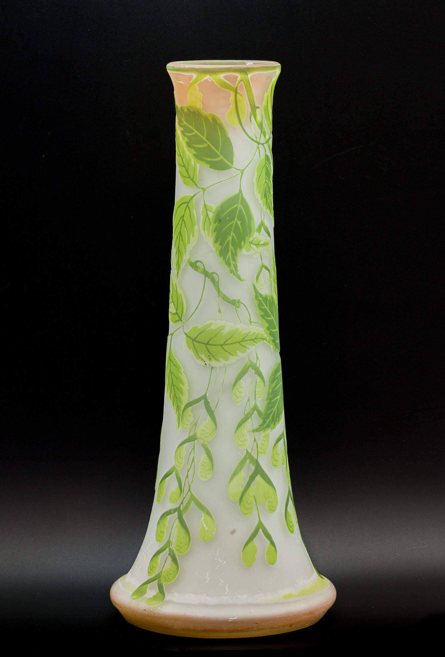 Ваза с изображением клёна ясенелистного