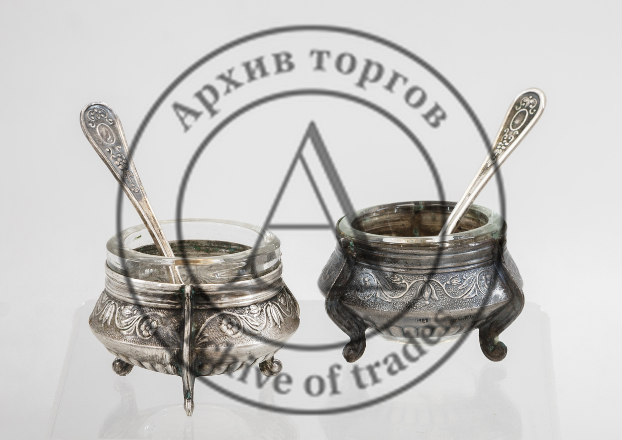 Две металлические солонки со стеклянными вставками.