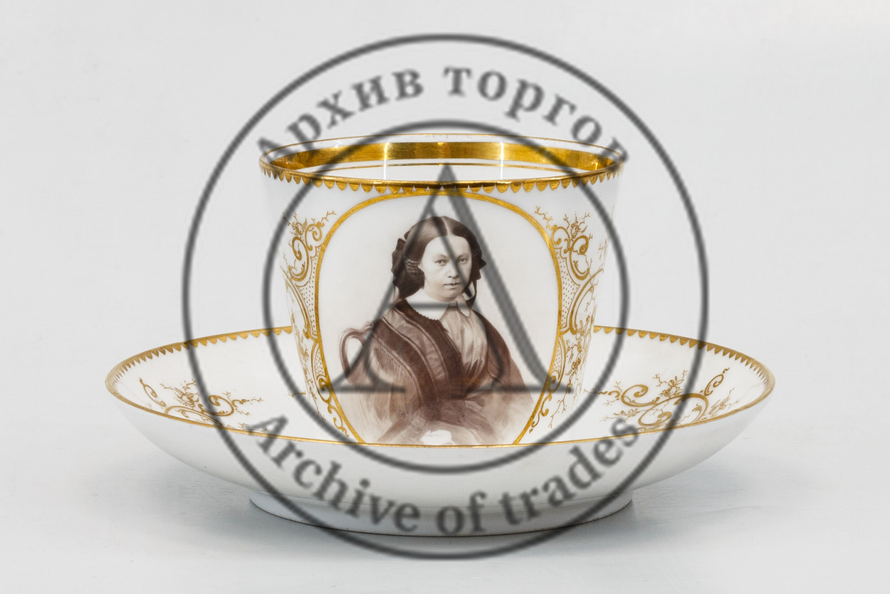 Чайная пара с женским портретом.