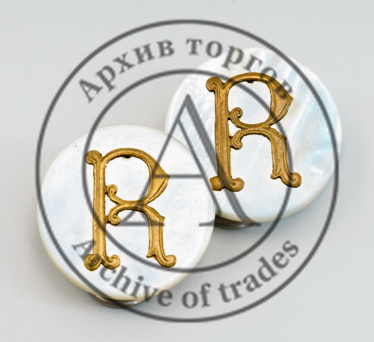 Запонки с инициалом «R»