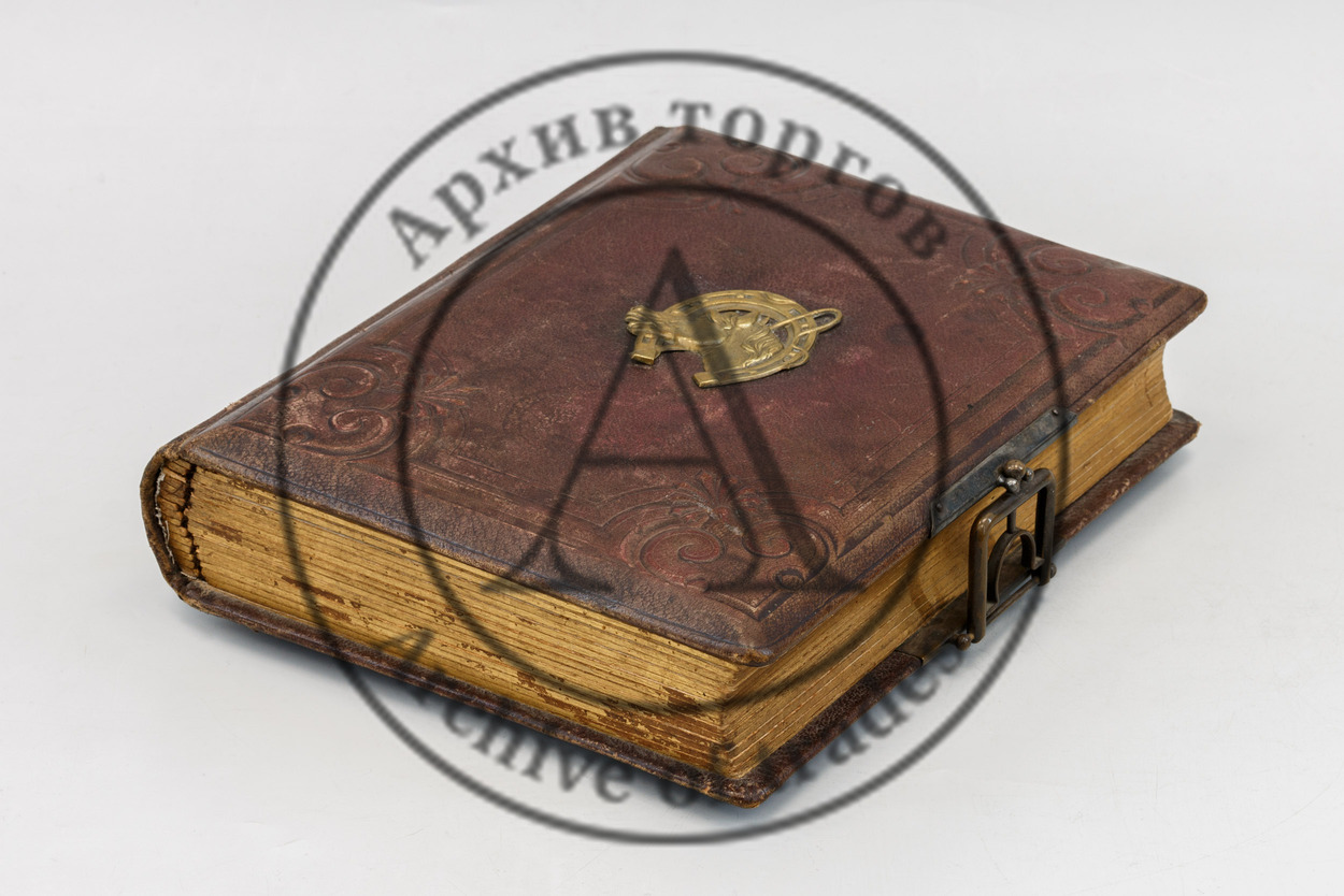 Альбом для фотографий с металлической накладкой в виде головы лошади.
