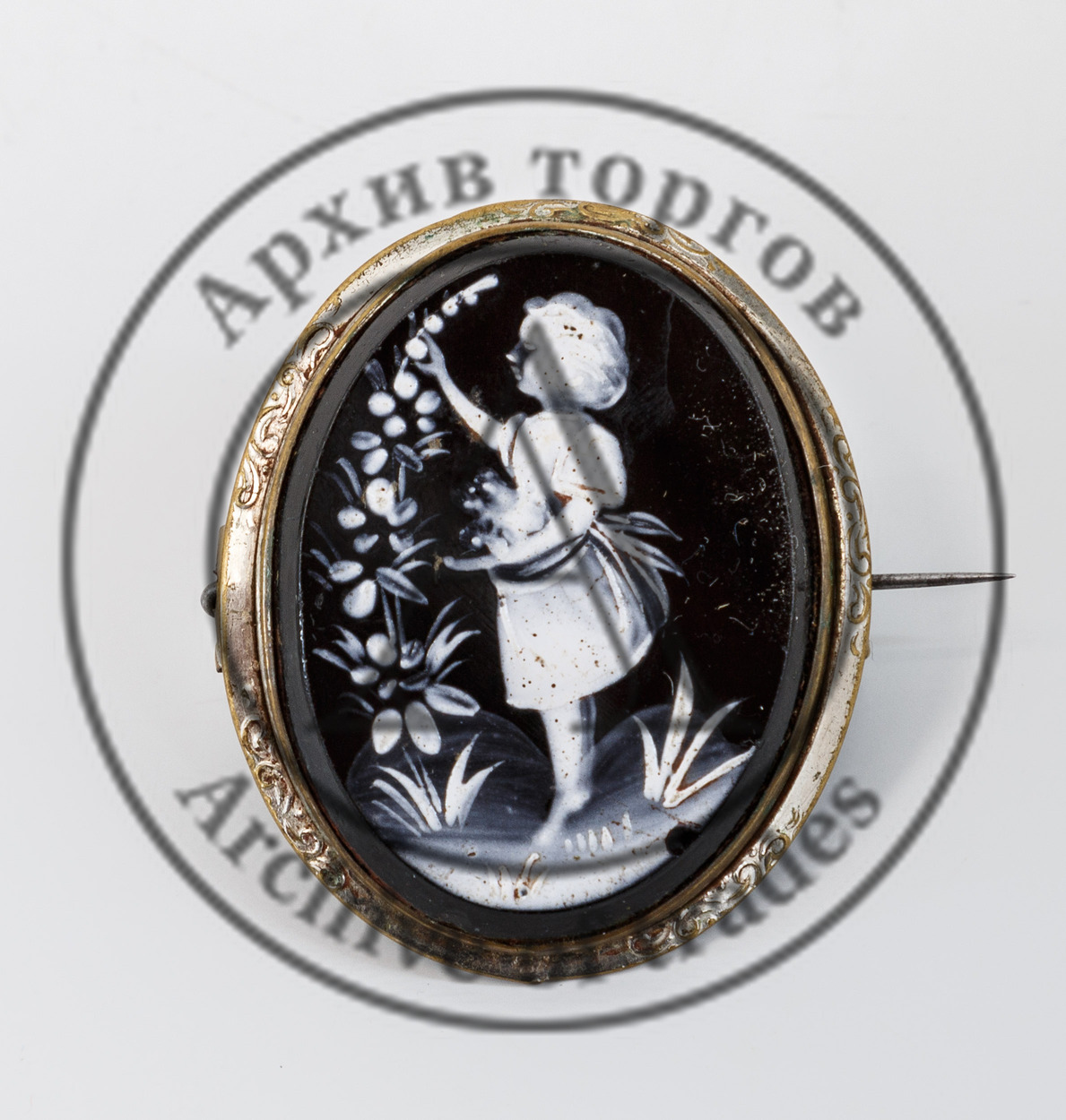 Брошь «Девочка, собирающая цветы»