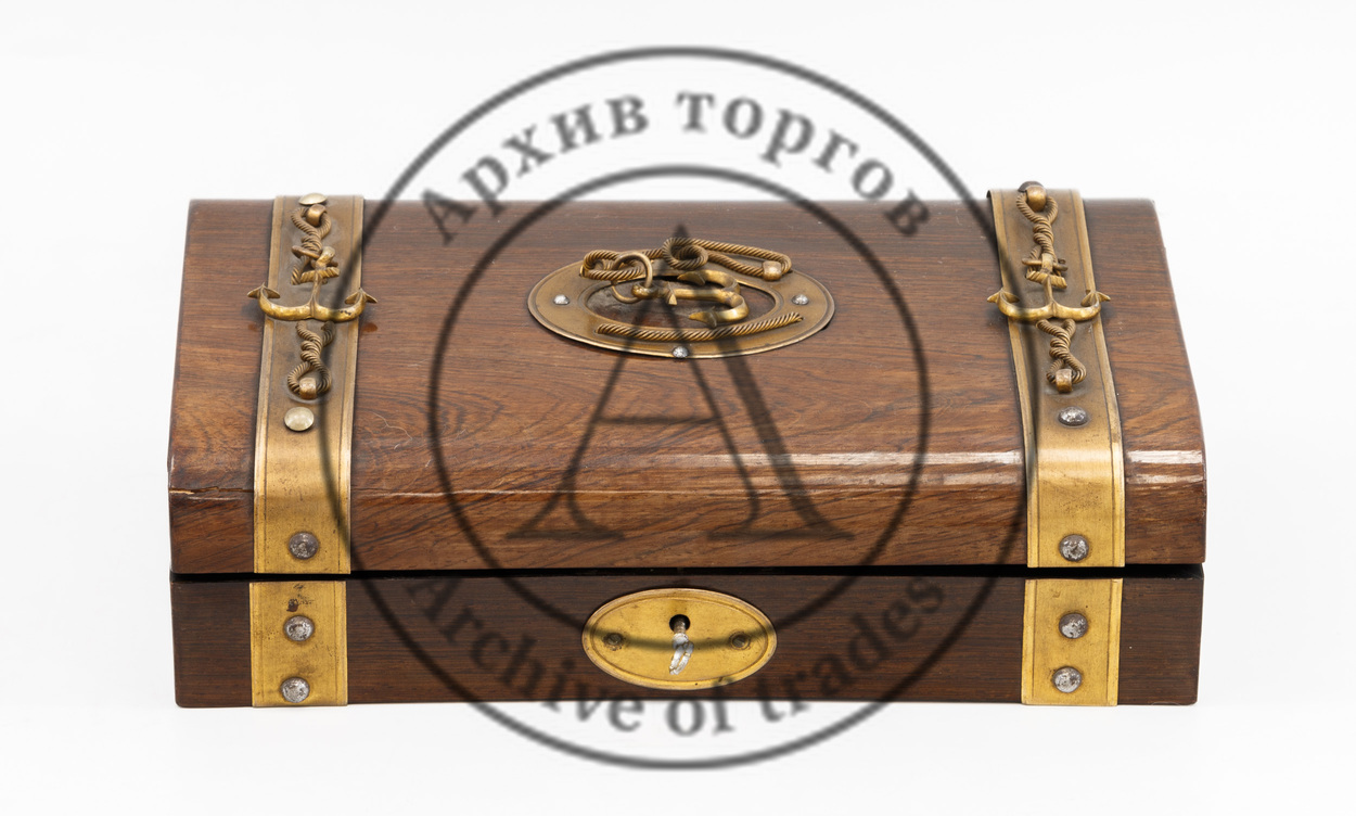 Шкатулка с игральным набором, украшенная якорями