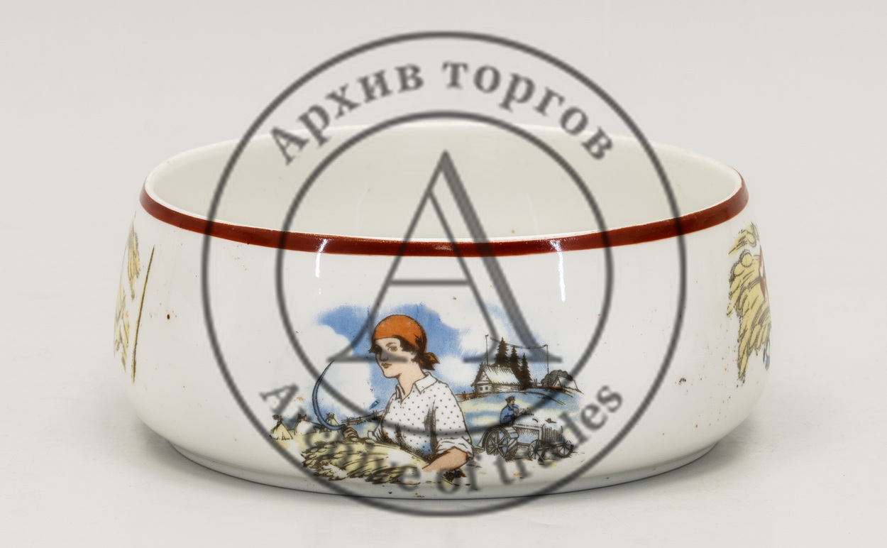 Сухарница с изображением крестьянки.