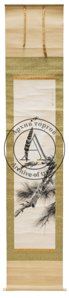 Серый орел на ветке