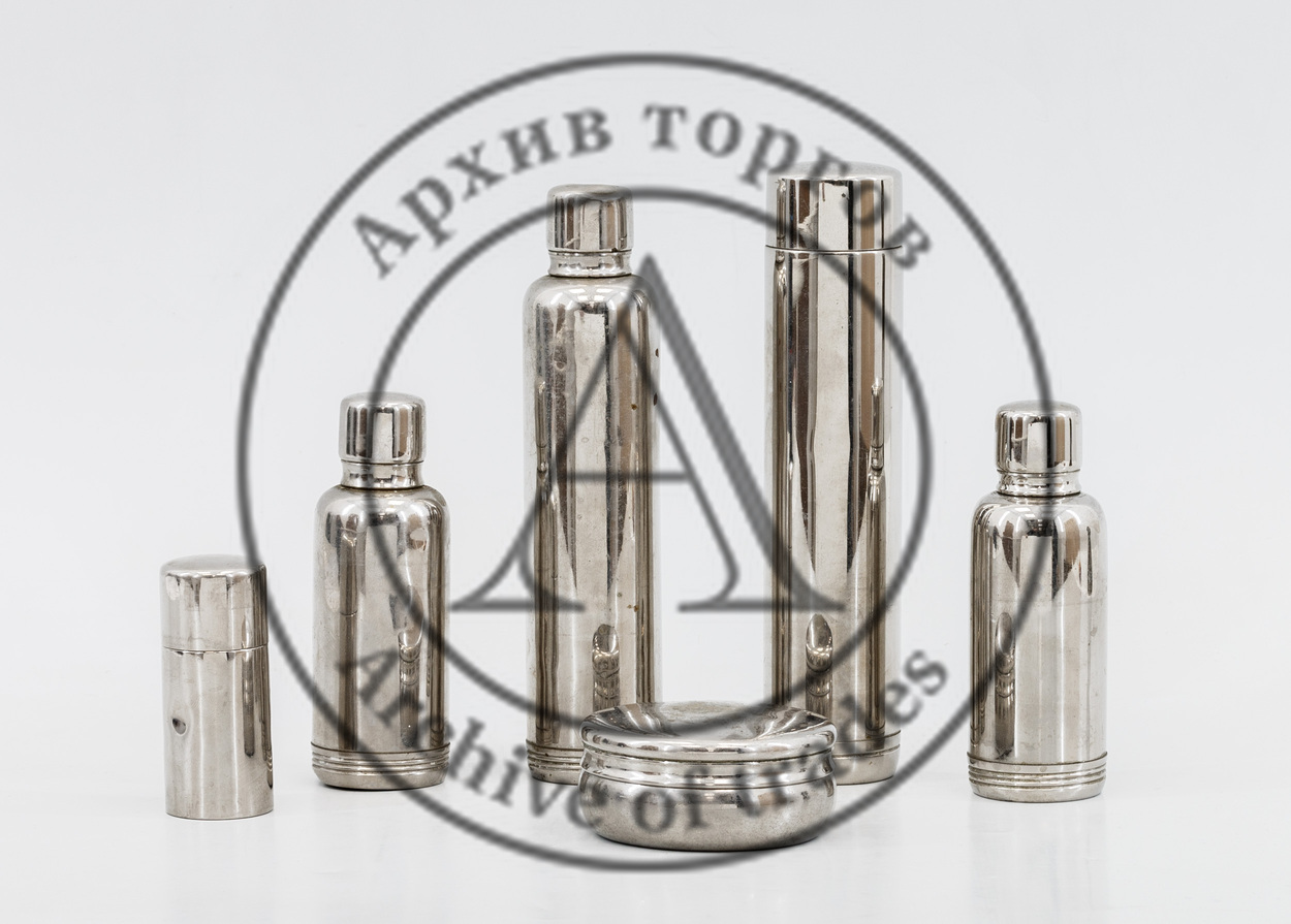Шесть парфюмерных флаконов