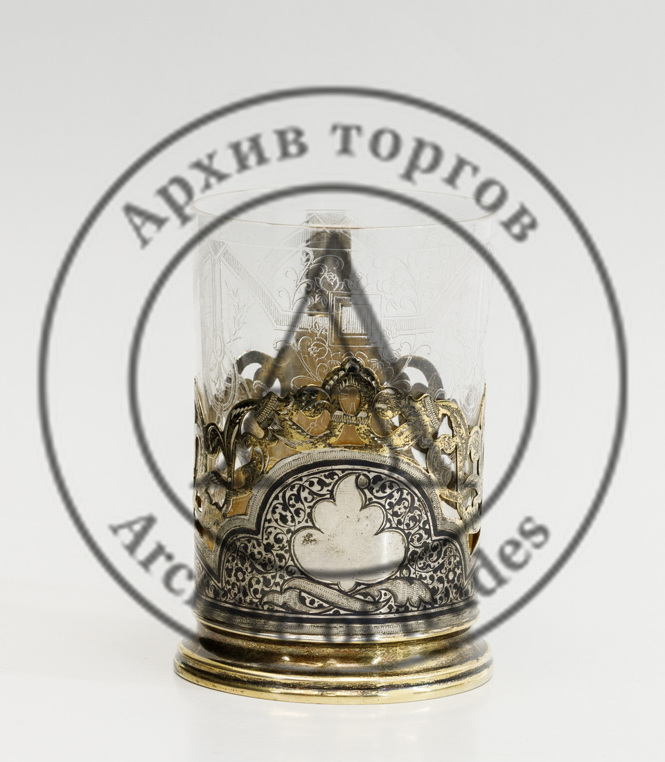 Стакан и подстаканник с растительным орнаментом