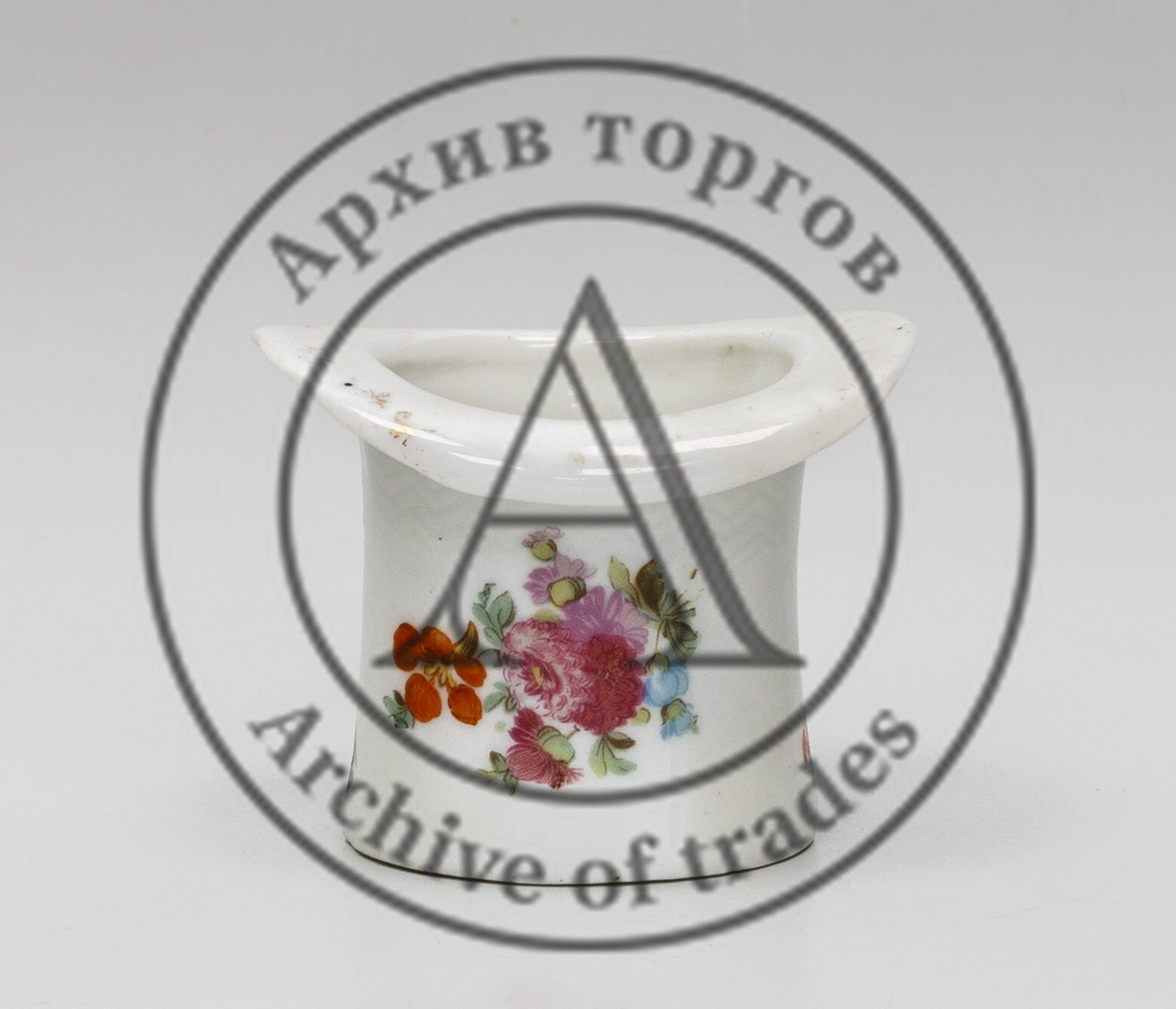 Пепельница в виде цилиндра.