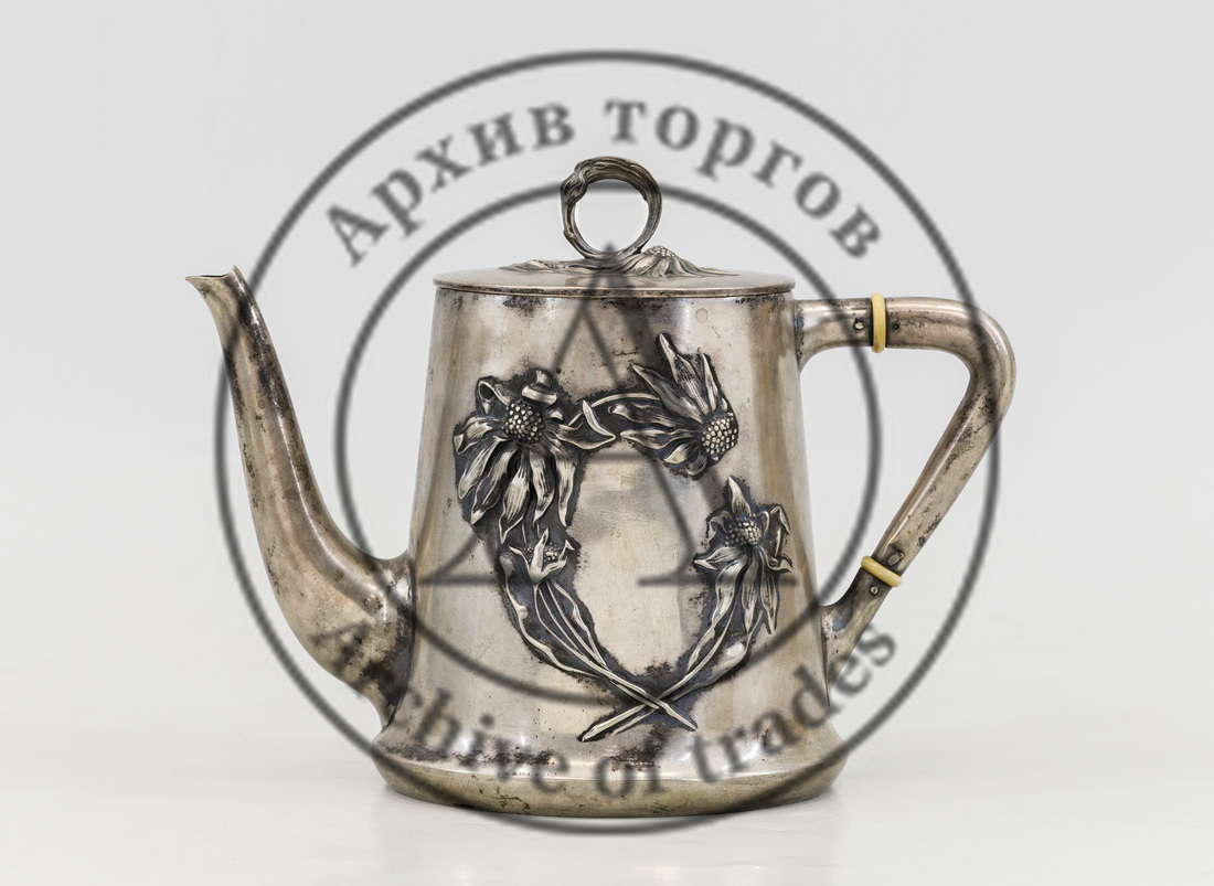 Чайник с рельефным орнаментом цветов