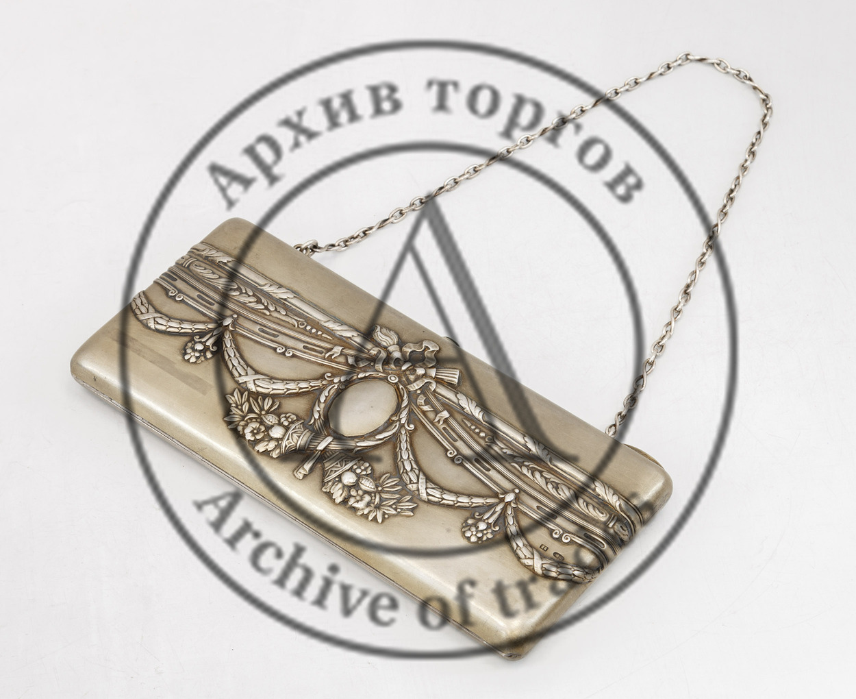 Сумочка серебряная в неоклассическом стиле.