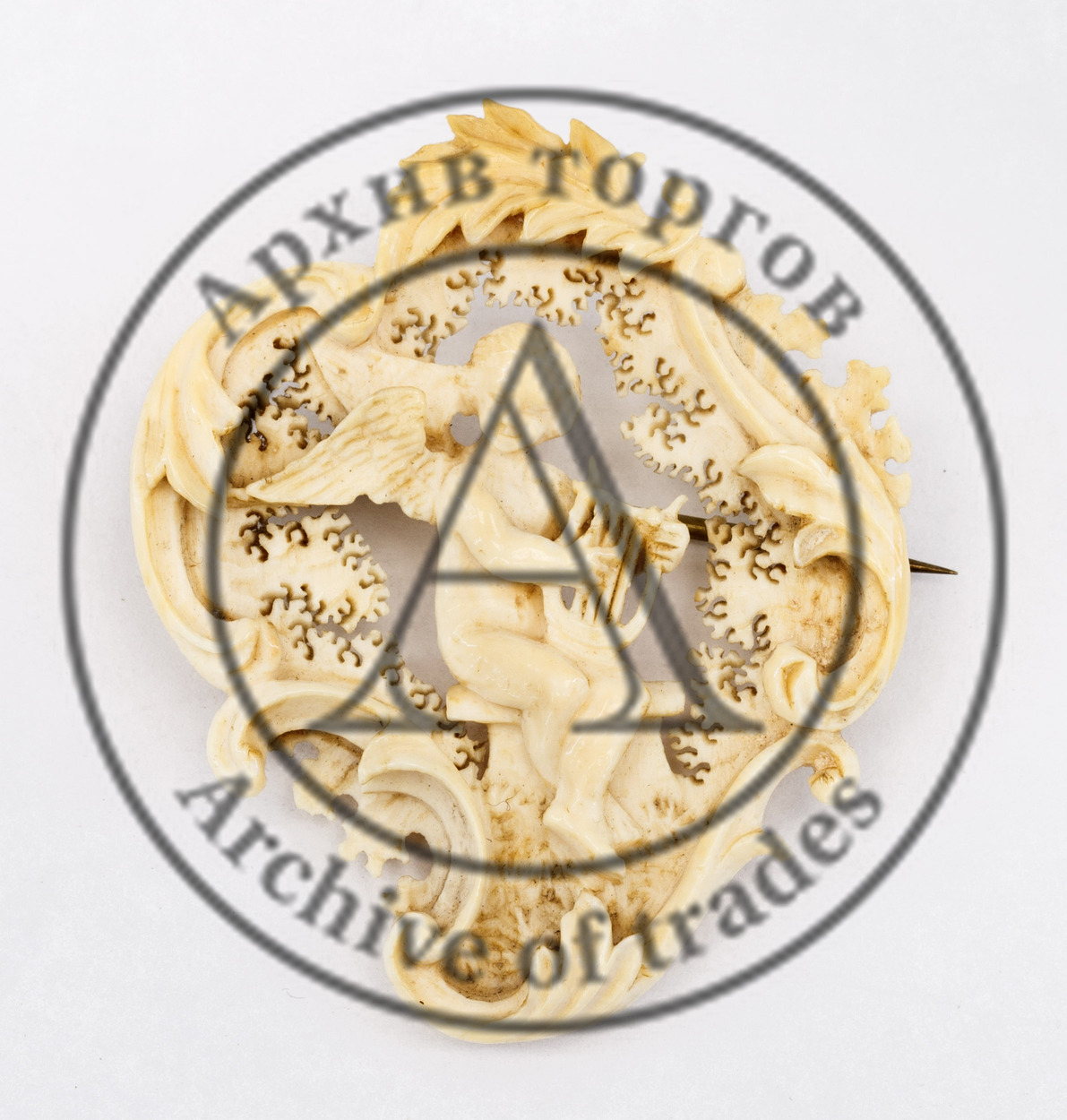 Брошь «Амур с арфой»