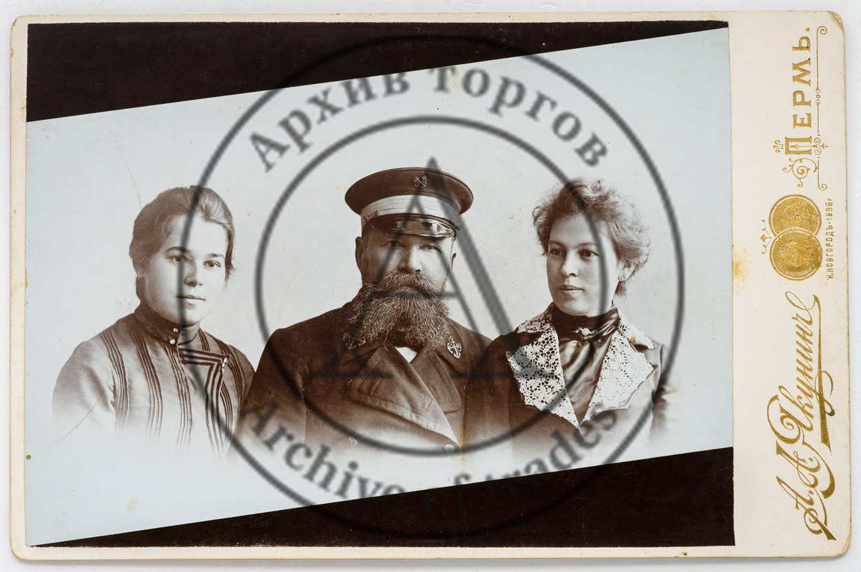 Фотография неизвестного офицера речного пароходства с семьей.