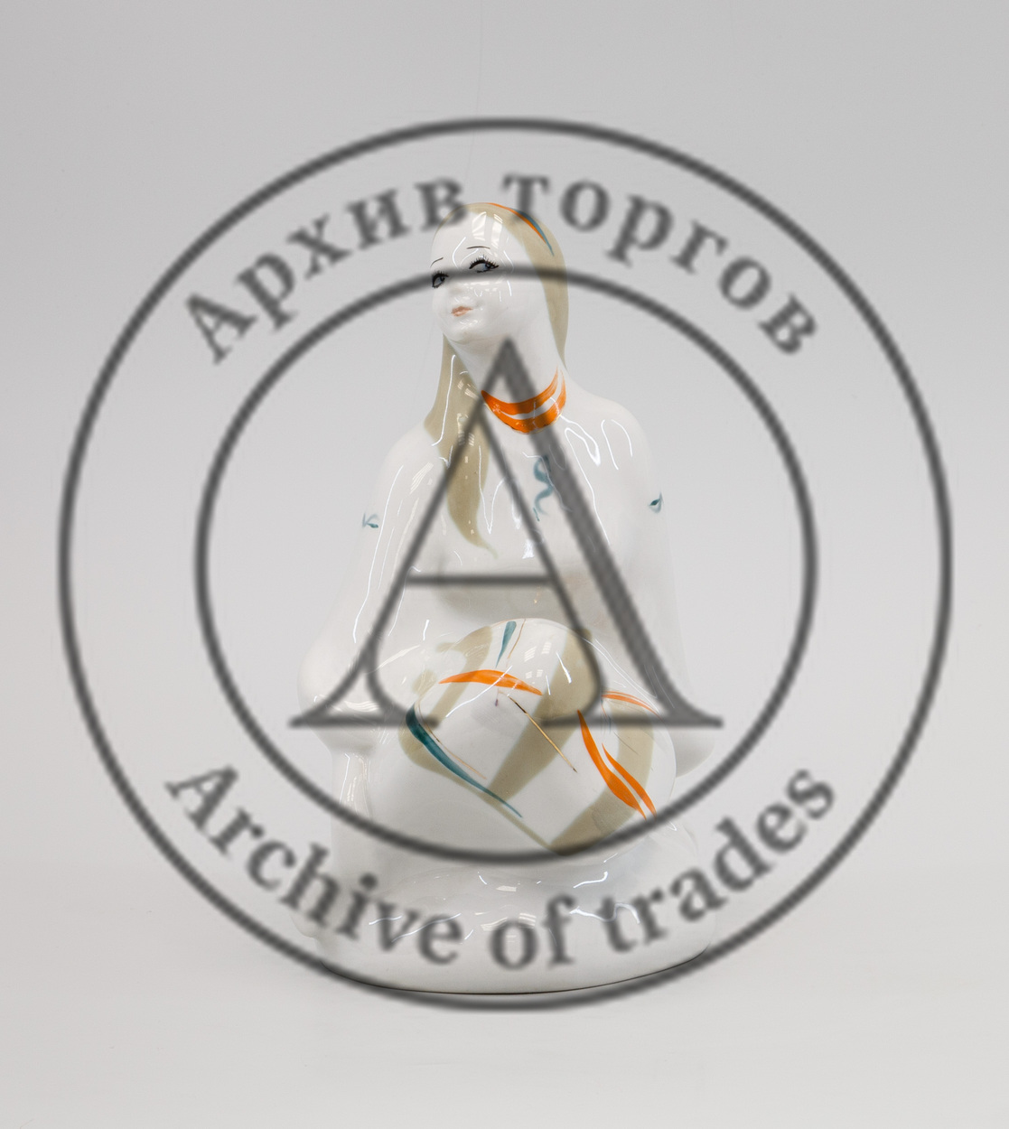 Скульптура «Сидящая девушка в сарафане»