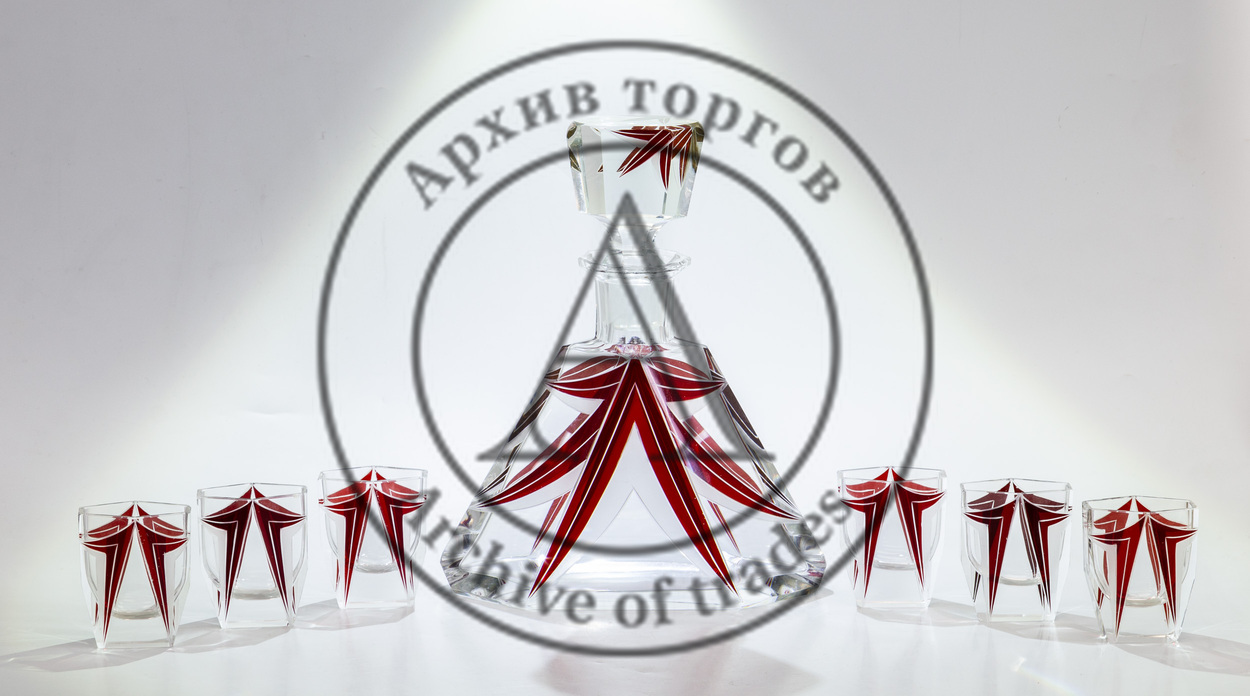 Набор для ликера в стиле «Арт-деко», состоящий из графина и шести рюмок.