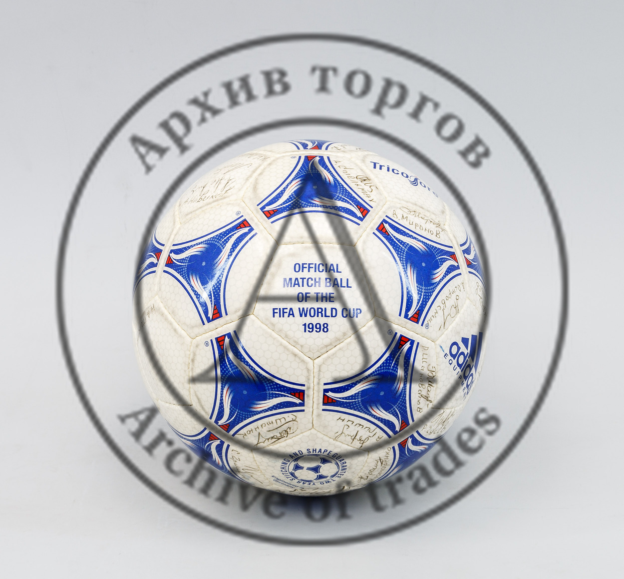 Официальный мяч Чемпионата Мира по футболу 1998 года с автографами