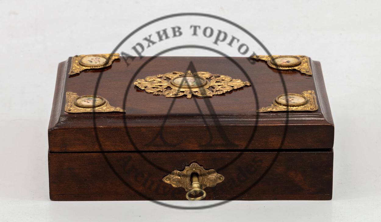 Шкатулка для конфет с металлическими накладками и медальонами