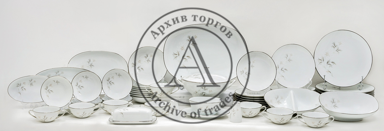 Большой столовый сервиз с росписью хризантемами из 57 предметов