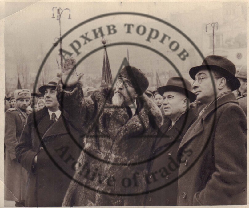Фотография с Н.С. Хрущевым и архитектором Л.В. Рудневым.