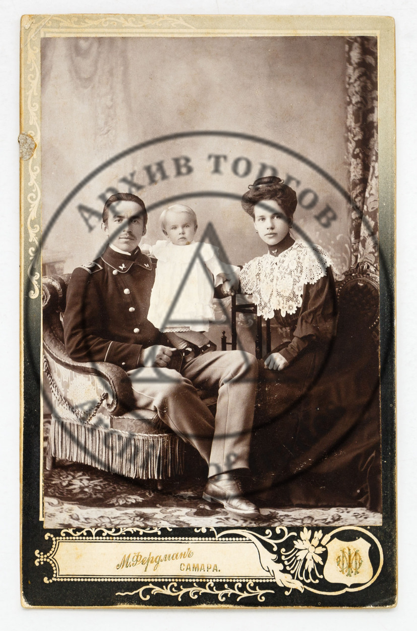 Фотография неизвестной семьи.