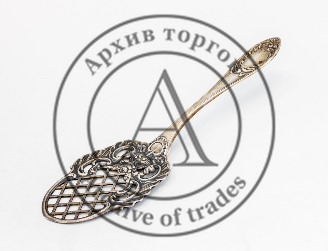 Лопатка для торта с рокайльным декором