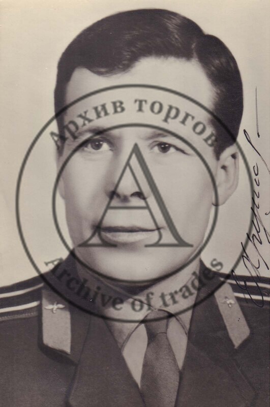 Фотооткрытка с космонаватом Е.В. Хруновым, с автографом.