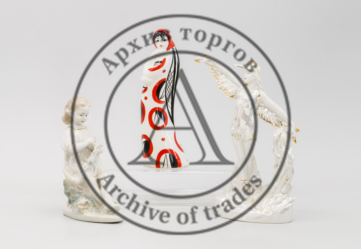 Сет из трех жанровых скульптур «Девушки»